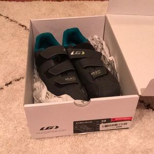 New in box Garneau spin shoes